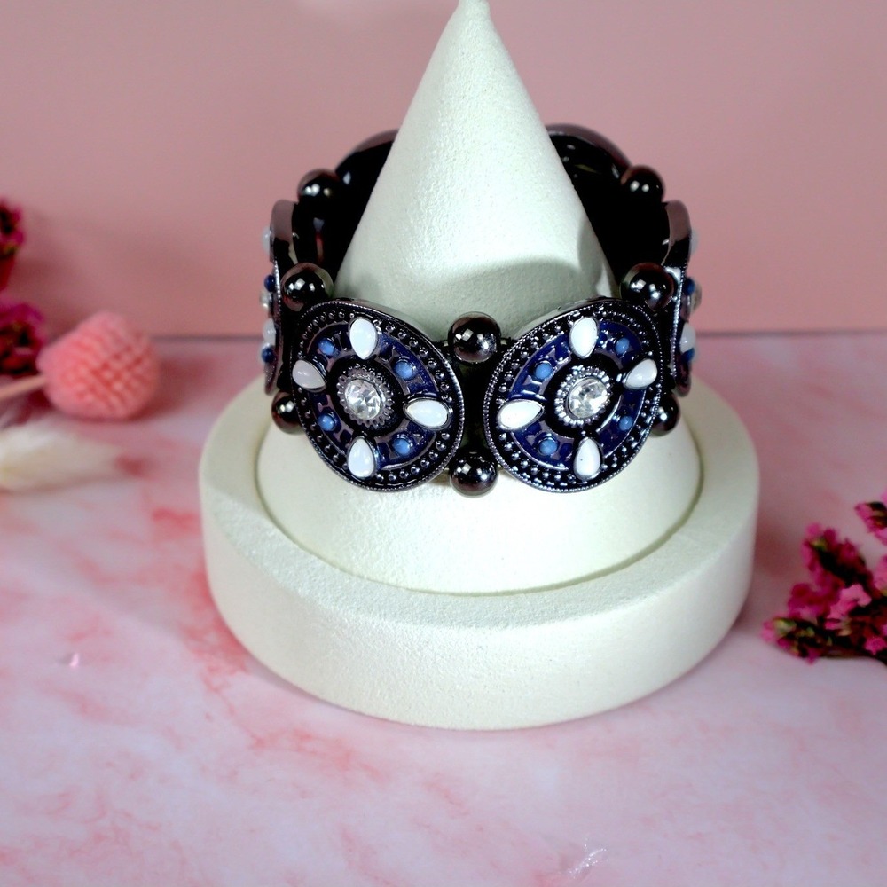 Vintage Gunmetal Blue White Enamel-Appearing Medallion Stretch Bracelet NOS